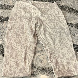 Size 10 Lululemon Athletica Cropped Pants - white & grey Print 17” inseam